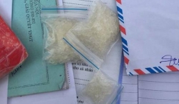 Nam thanh niên ngụy trang ma túy trong bao tiền lì xì sa lưới 141